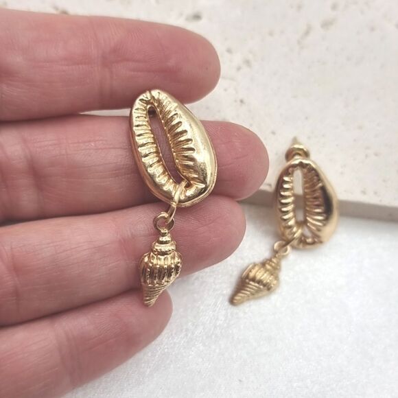 New Conch Seashell Golden Drop Earrings - Picture 5 of 7